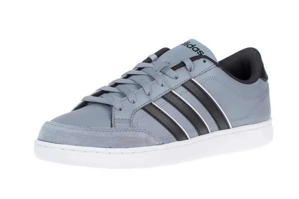 Varna, bulgaria - 17. April 2015: adidas vlset schuh. isoliert auf weiß. Produktaufnahmen — Stockfoto