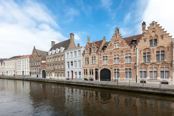 Belles maisons le long des canaux de Bruges, Belgique. Destination touristique en Europe — Photo
