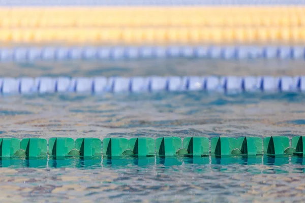 Primer plano de los carriles de natación en la piscina olímpica — Foto de Stock