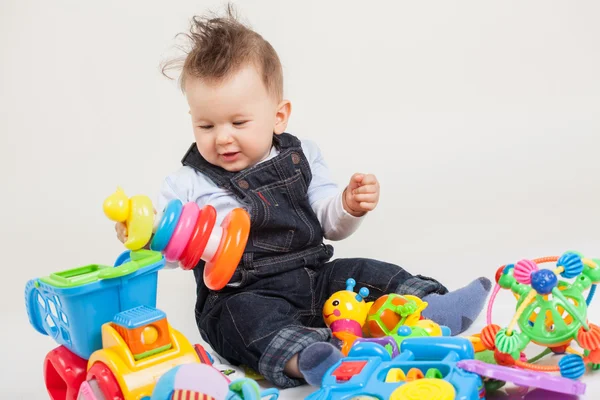 Oyuncaklarla oynayan şirin bir bebek. — Stok fotoğraf