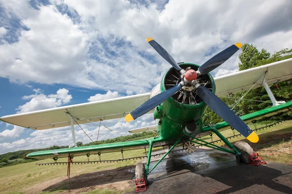 Vieil avion contre un ciel nuageux — Photo