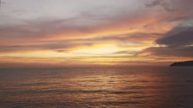 Sakin Deniz Üzerinde Yansıtıcı Suyla Dramatik Turuncu Gün Batımı. Seyahat, Meditasyon, Doğa İçin Huzurlu Deniz Burnu Arkaplanı