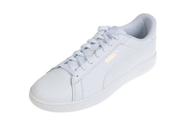 Varna, Bulgaristan - 16 Mayıs 2025. Klasik White Puma ayakkabısı, izole edilmiş. Spor ve Yaşam Tarzı İçin Gündelik Ayakkabılar. Puma, büyük bir Alman çokuluslu şirketi. Ürün çekimi