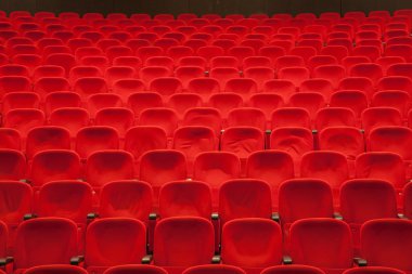 Boş kırmızı sinema ya da tiyatro koltukları