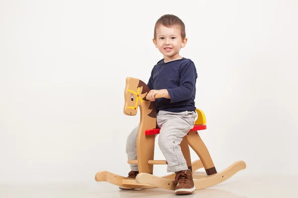 Băiețel pe un cal balansoar . — Fotografie, imagine de stoc
