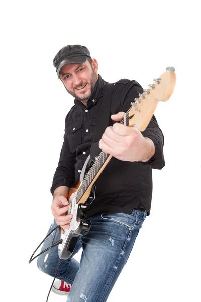 Νεαρός με το καπέλο και γενειάδα παίξει στην ηλεκτρική κιθάρα με ενθουσιασμό. Απομονωθεί σε λευκό — Φωτογραφία Αρχείου