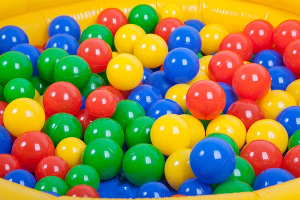Kleurrijke plastic ballen op kinderspeelplaats — Stockfoto