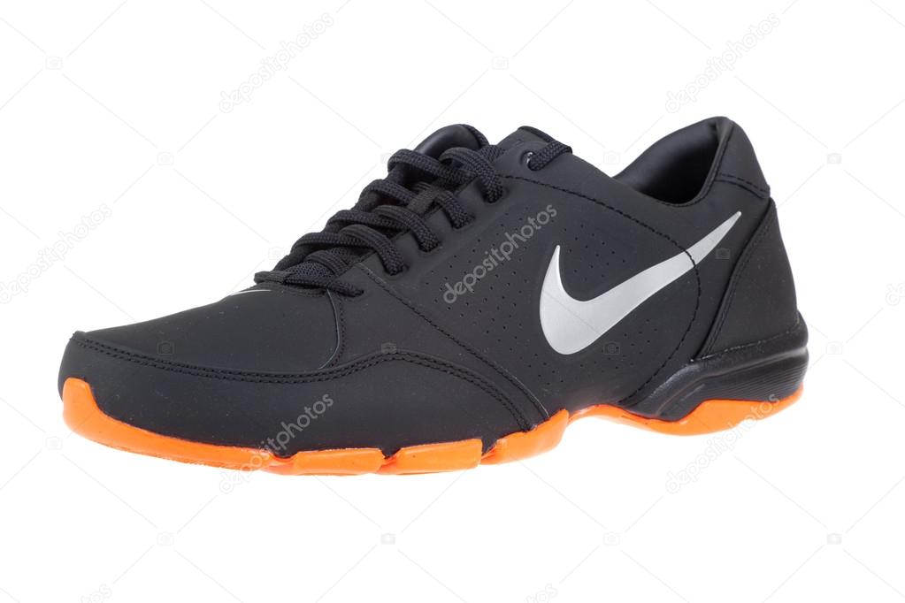 Varna, Bulharsko studio záběr - 22 říjen 2015: běžecké boty Nike Air Toukol  10, izolovaných na bílém pozadí, produkt shot - Stock redakční Foto ©  dechevm # 88909226