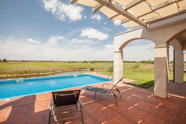 Swimming pool outside luxury home and beautiful view — Stock Photo, Image