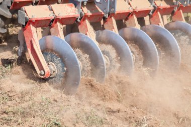Bir disk harrow sisteminin, yakın çekim, toprak yetiştirmek