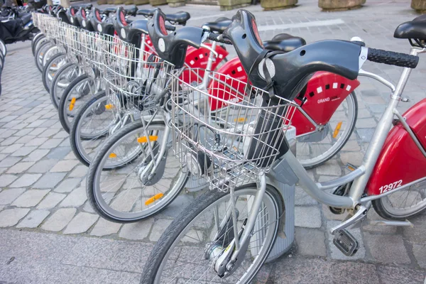 Λυών, Γαλλία - στις 15 Απριλίου, 2015 - κοινόχρηστα ποδήλατα παρατάσσονται στους δρόμους της Λυών, Γαλλία. Grand Λυών Velo'v έχει πάνω από 340 σταθμούς και 3000 ποδήλατα σε όλη την περιοχή της Λυών Grand. — Φωτογραφία Αρχείου