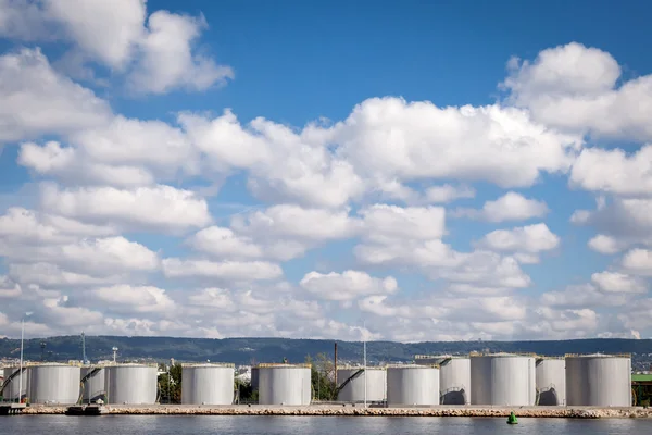 Grands réservoirs pour l'essence et l'huile, contre ciel nuageux — Photo