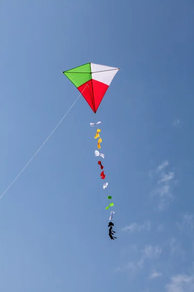 五颜六色的风筝飞在美丽的蓝色天空 — 图库照片