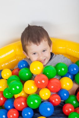 Küçük gülümseyen çocuk oyun renkli yalan Bahçesi topları
