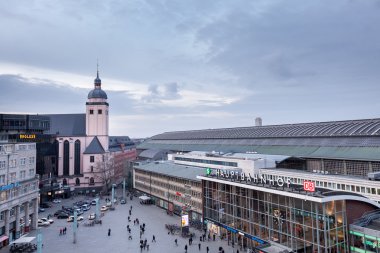 Köln, Almanya - 5 Mart 2015: Köln ana tren istasyonu. Ortalama bir gün üzerinde yaklaşık 280.000 yolcuları istasyonu, Almanya'da beşinci en yoğun istasyonu yapım o sık