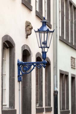 Eski sokak lambası (fener) Köln'ün tarihi kent içinde