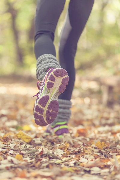 Pernas jovens mulher fitness correndo na floresta. Conceito esporte estilo de vida saudável — Fotografia de Stock