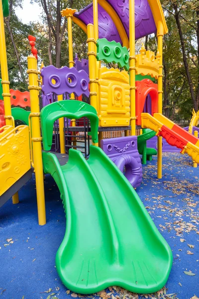 Пустой открытый современный дизайн красочные привлекательные детские площадки — стоковое фото