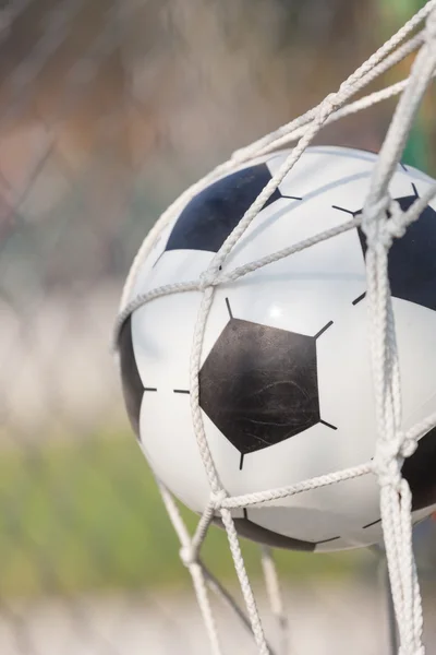 Fútbol, pelota de fútbol en la red de gol — Foto de Stock