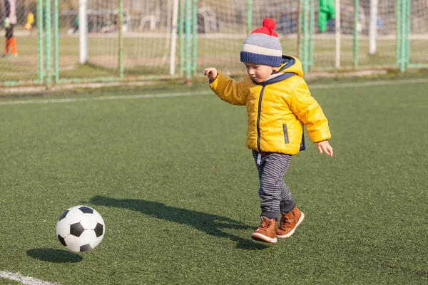 サッカーやサッカーで遊んでいる少年です。運動と活動のためのスポーツ. — ストック写真