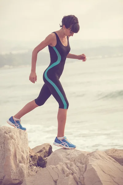 Fitness vrouw training op het strand, training. Concept sport gezonde levensstijl — Stockfoto