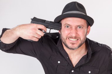 Kızgın genç adam işaret kafasına silah dayanmış