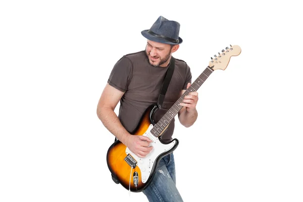 Muž s kloboukem a vousy hrát na elektrickou kytaru s nadšením. Izolované na bílém — Stock fotografie