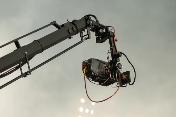 电视摄像机装在起重机上足球马赫或音乐会上 — 图库照片