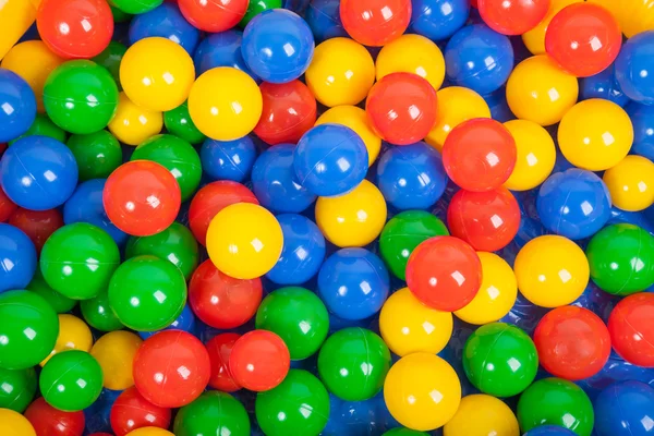 Kleurrijke plastic ballen op kinderspeelplaats — Stockfoto