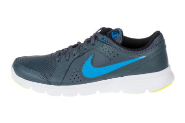 Shot - Varna, Bulgaristan studio 14 Şubat 2015: Nike Flex deneyimi Ltr Koşu Ayakkabı, beyaz arka plan üzerinde ürün vurdu izole