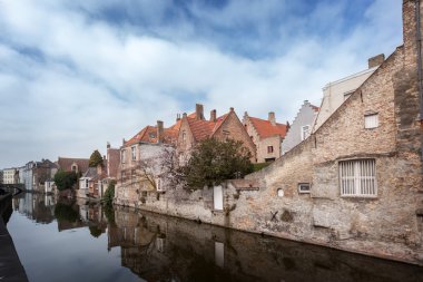 Brugge, Belçika kanalları boyunca güzel evler. Avrupa 'da turizm beldesi