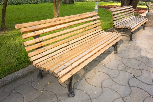 公園内の行の木製ベンチ — ストック写真