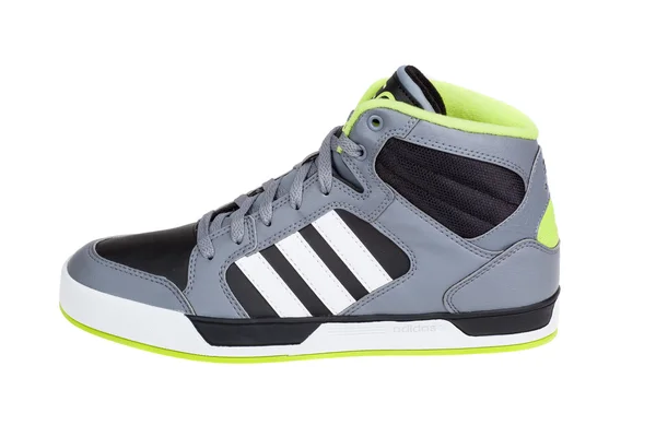 Warna, Bułgaria - 24 września 2015: Adidas Bbneo Raleigh Mid buty do biegania. Na białym tle. Zdjęcia produktów — Zdjęcie stockowe