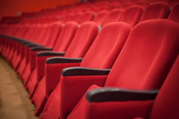 Asientos vacíos de cine o teatro rojo —  Fotos de Stock