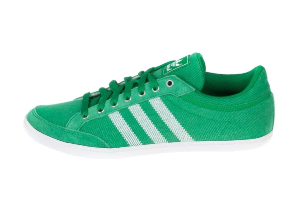 Varna, Bulgarien - 14 februari 2015: Adidas Originals Plimcana sko. Isolerade på vitt. Produkt skott — Stockfoto