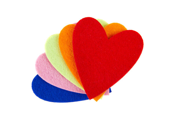 Разноцветные сердца на белом фоне
