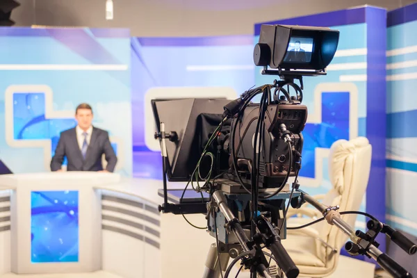 TV studio fotoaparát nahrávání muže reportér a moderátor. Živé vysílání — Stock fotografie