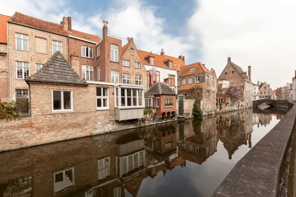 Brugge, Belçika kanalları boyunca güzel evler. Avrupa 'da turizm beldesi