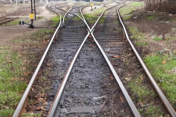Järnvägsspår som leder till olika sätt — Stockfoto