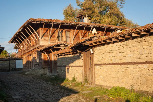 ジェラブナ (Jeravna) の古い木造家屋。村はブルガリア国立民族復興期の建築保護区 (18 世紀と 19 世紀) — ストック写真