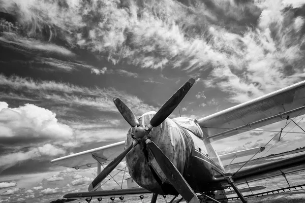 Gamla flygplan på fältet i svart och vitt — Stockfoto
