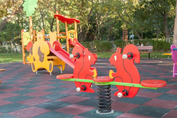 Aire de jeux pour enfants dans le parc — Photo