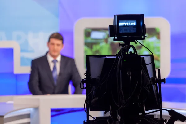 Câmera de estúdio de tv gravando repórter masculino ou âncora. Radiodifusão ao vivo — Fotografia de Stock