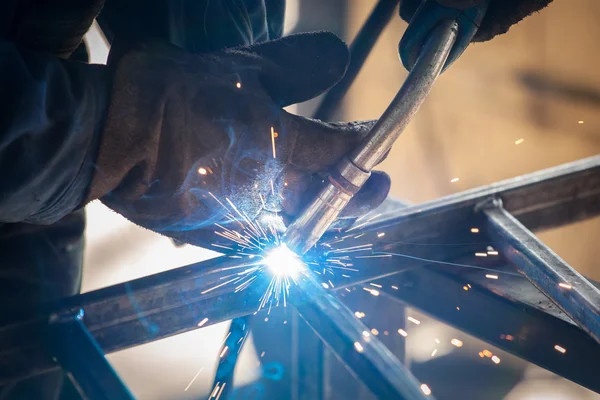 Worker welding metal — Stock Photo, Image