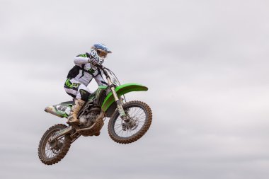 POMORIE, BULGARIA - 24 Mart 2013 - MX GP POMORIE 2013 'te motosiklet atlayışı. 24 Mart 2013, Bulgaristan 'ın Pomorie kentinde.