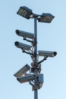 Güvenlik cctv kamera pilon üzerinde