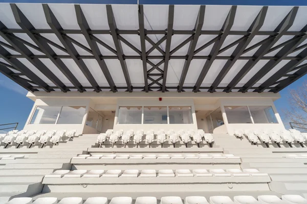 Tribunos vazios em um estádio de futebol — Fotografia de Stock