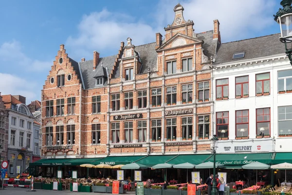 Bruges, Belçika - 23 Mart 2015. Grote Markt (Pazar Meydanı) Bruges, Brugge, kuzey tarafında büyüleyici sokak kafeleri ile buluşma yeri Brugelings ve turist turist. Flanders. - Stok İmaj