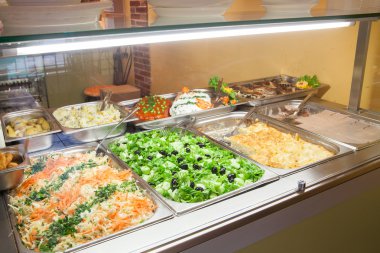 vitrinde hazır yemek.