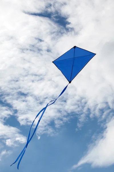 Cometa azul volando en un hermoso cielo nubes — Foto de Stock